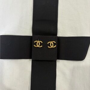 CHANEL gold earrings. In new condition. Original packaging w bag.